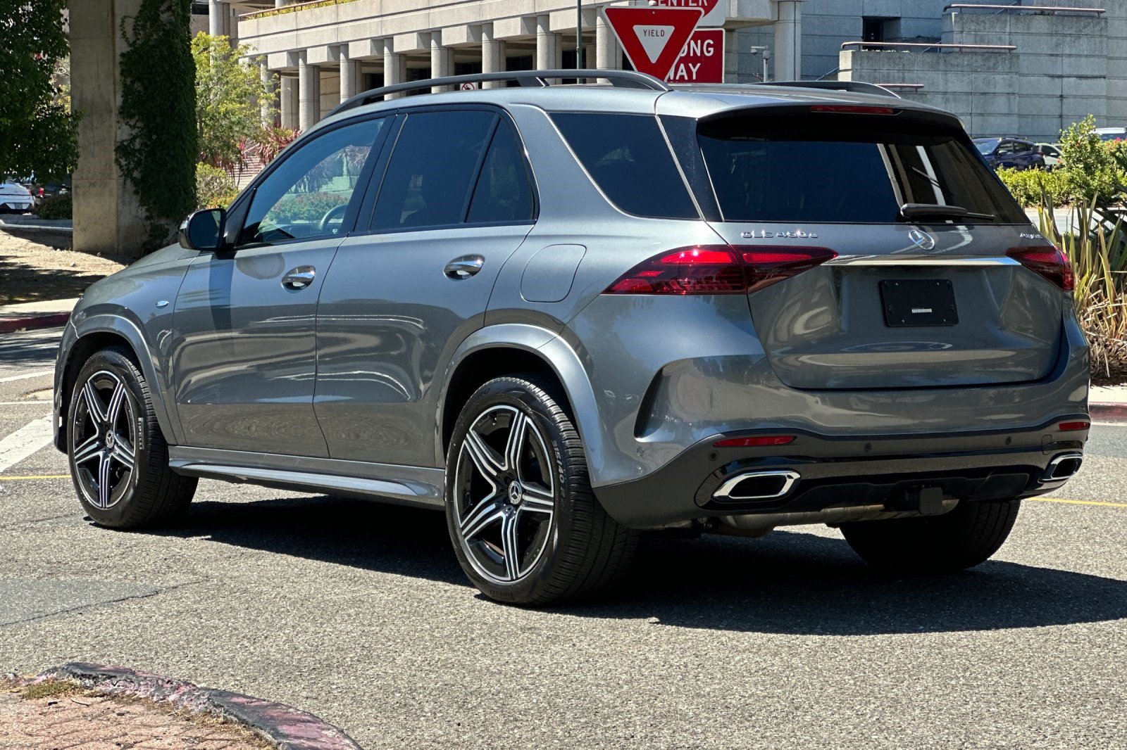 Used 2025 Mercedes-Benz GLE 450e 4MATIC image 3