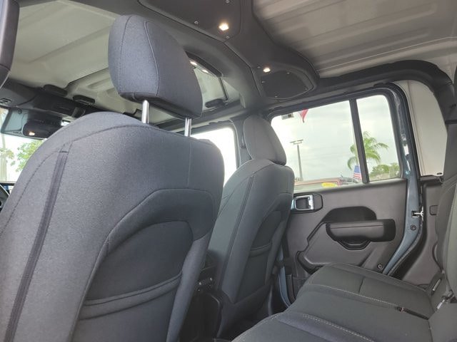 Used 2024 Jeep Gladiator Mojave AWD/4WD image 14