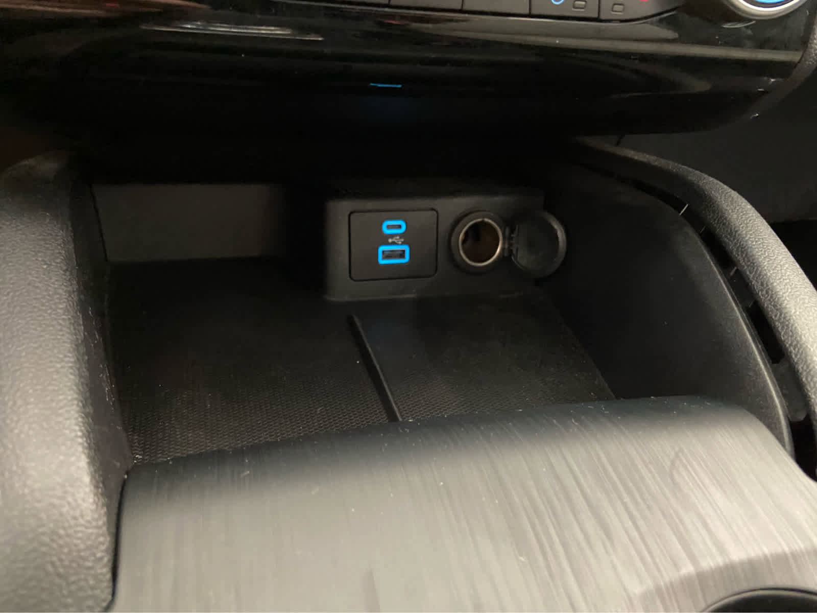 Used 2022 Ford Escape SE w/ SE Sport Appearance Package image 34