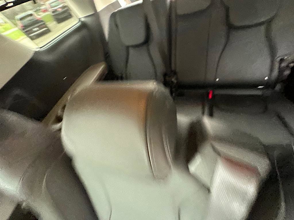 Used 2025 Kia Carnival EX image 14