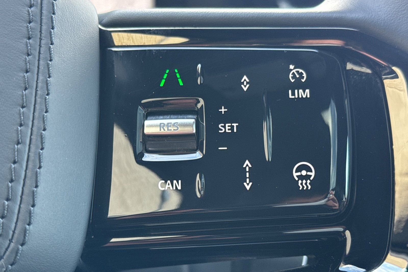 Used 2025 Land Rover Range Rover Velar Dynamic SE image 29