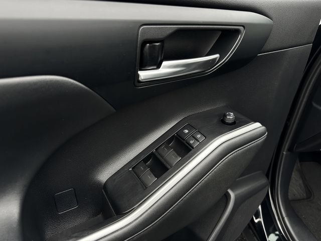 Used 2021 Toyota Highlander XLE FWD image 11