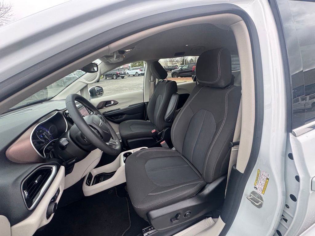 Used 2023 Chrysler Voyager LX FWD image 13