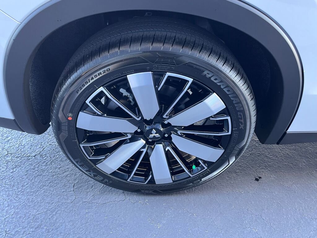 New 2025 Mitsubishi Outlander SE image 28