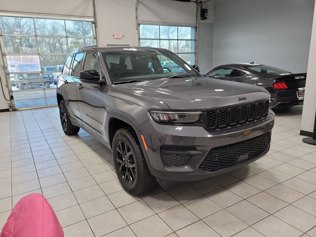 Used 2025 Jeep Grand Cherokee Altitude image 6