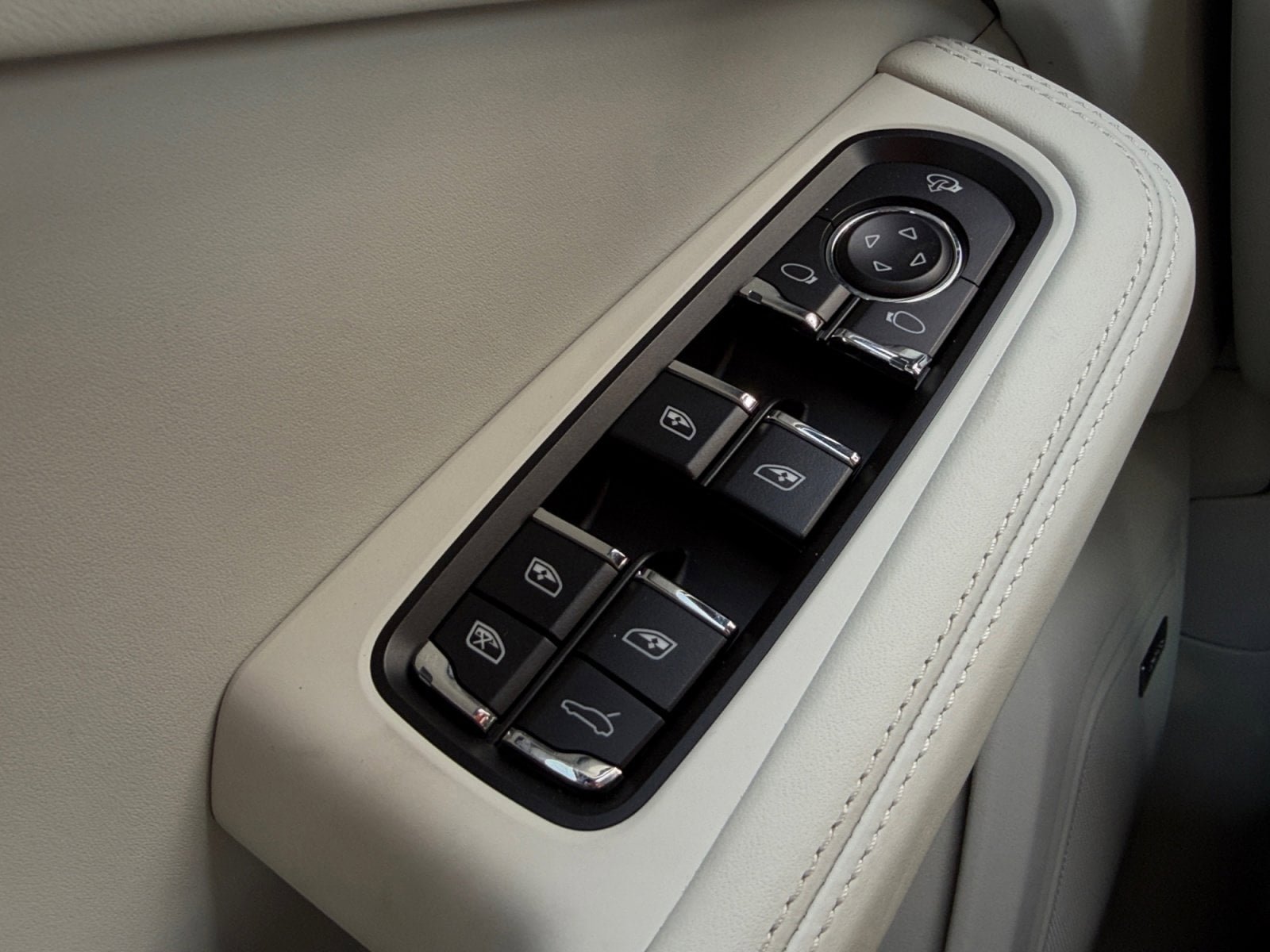 Certified 2025 Porsche Macan S AWD/4WD image 18