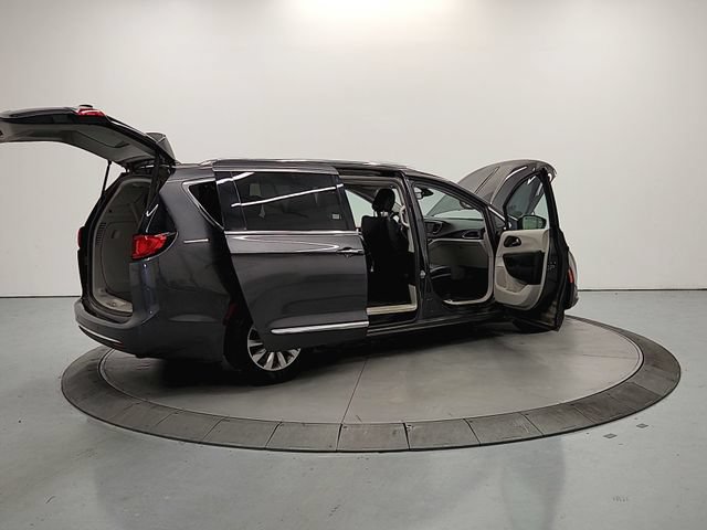 Used 2018 Chrysler Pacifica Touring-L FWD image 13
