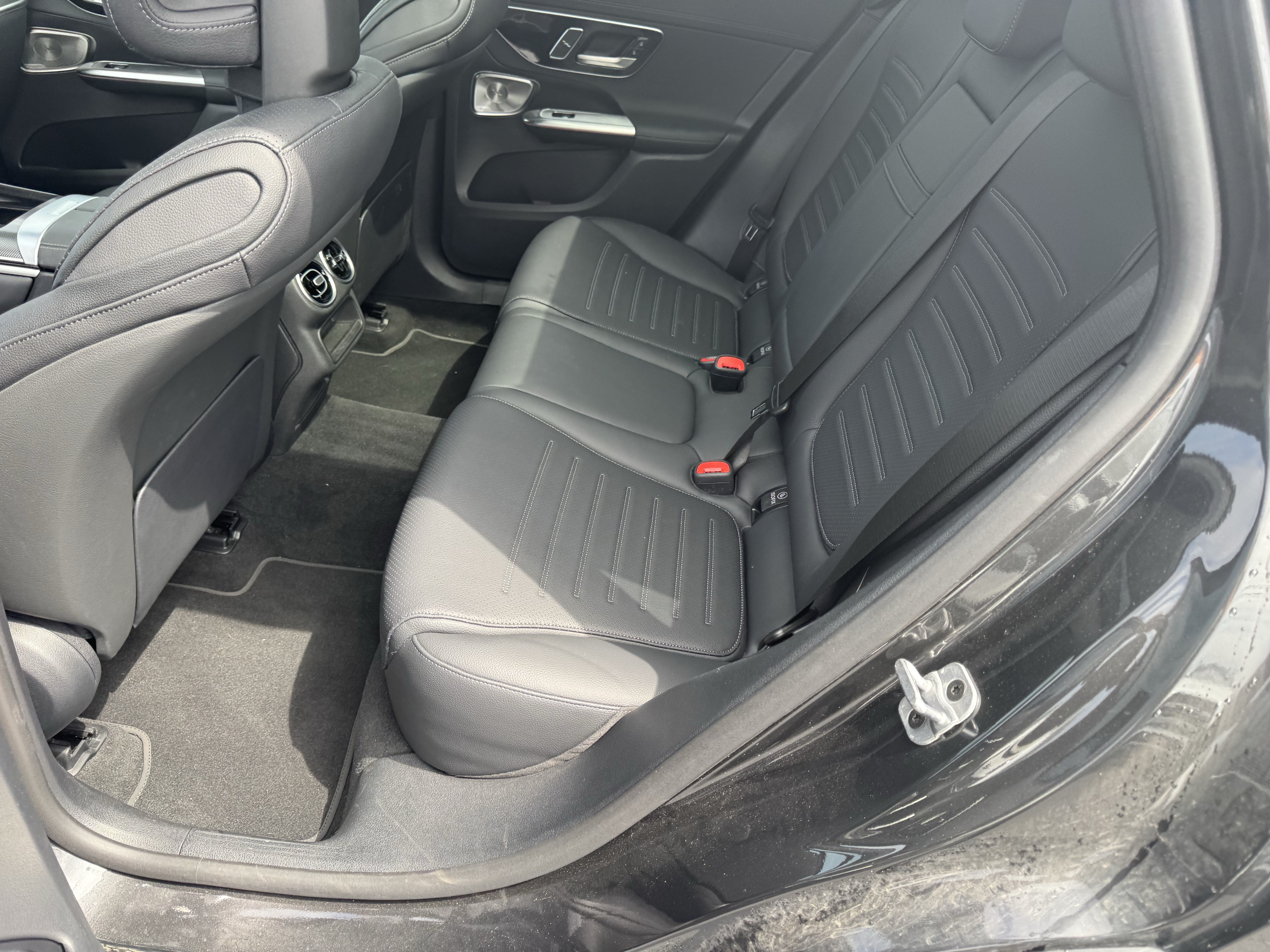 Used 2025 Mercedes-Benz GLC 350e 4MATIC image 30