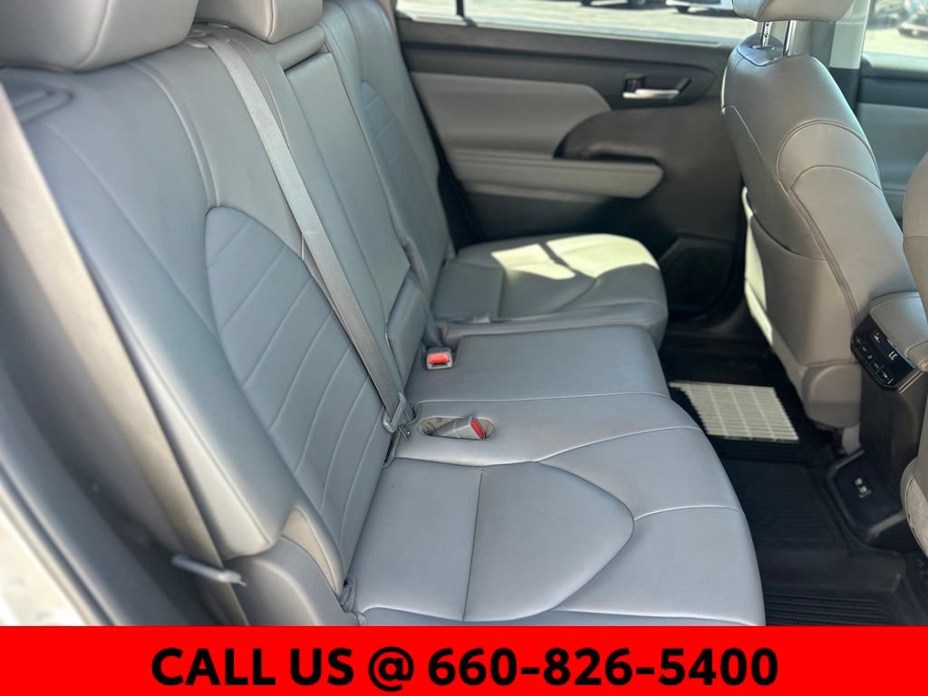 Used 2020 Toyota Highlander XLE AWD/4WD image 6