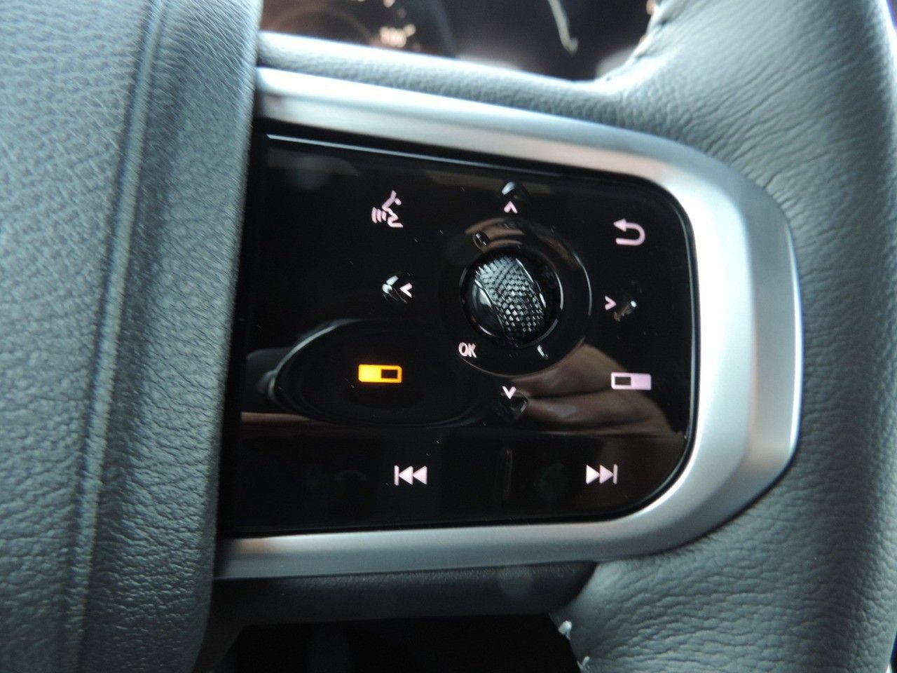 New 2026 Nissan Armada SL w/ Captain's Chari Seat Package image 24