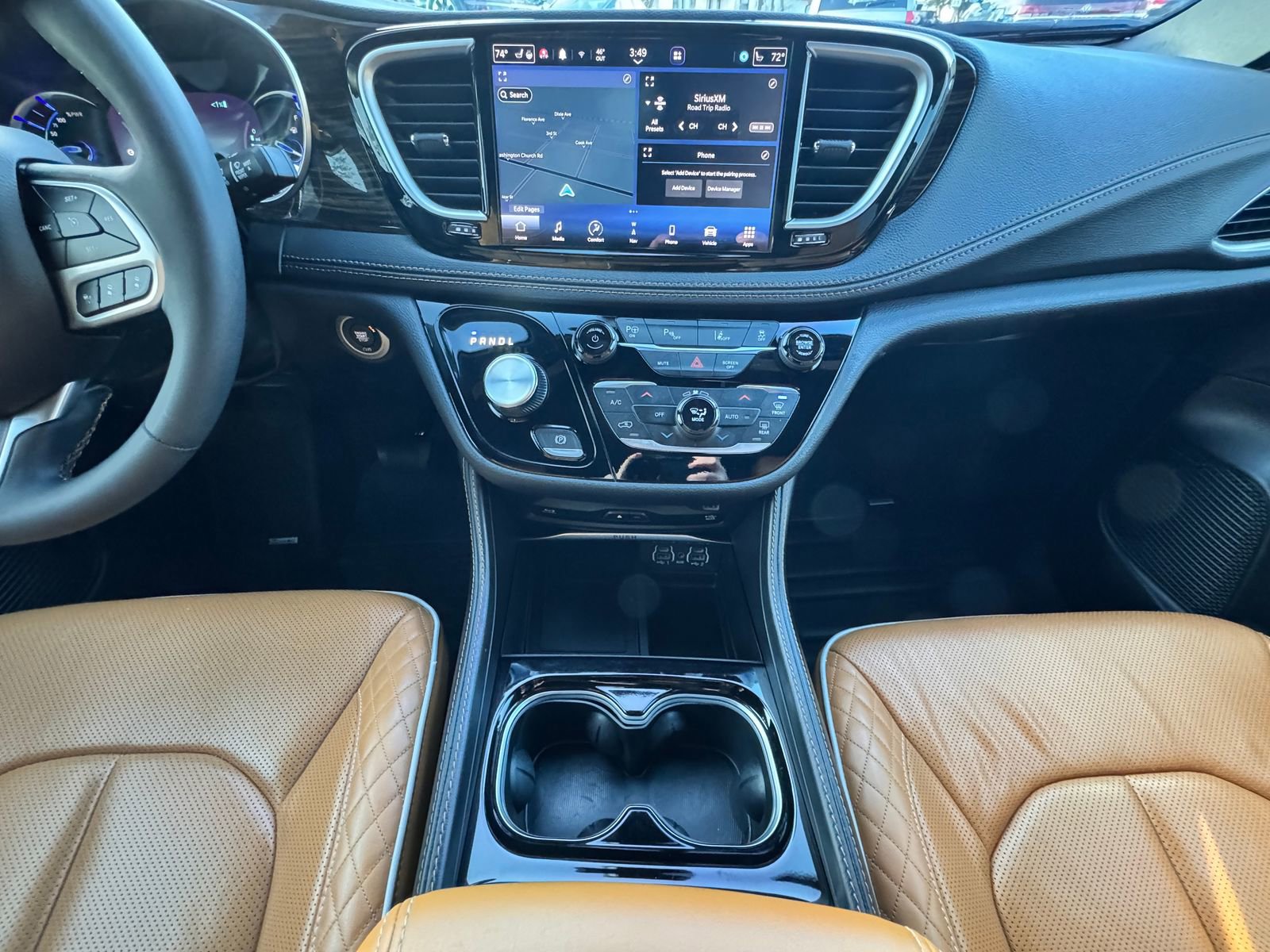 Used 2023 Chrysler Pacifica Pinnacle image 2