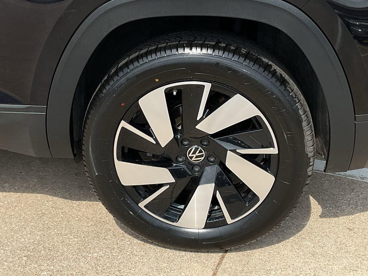 Used 2025 Volkswagen Atlas Cross Sport SE image 8