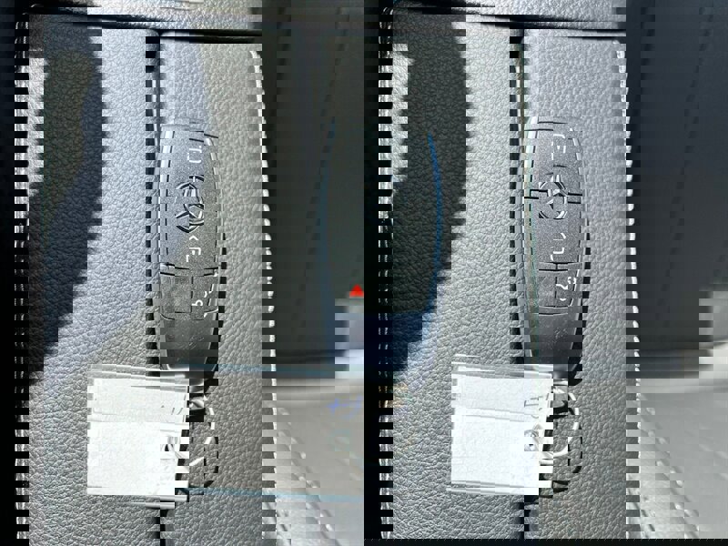 Used 2023 Mercedes-Benz EQB 300 4MATIC image 35