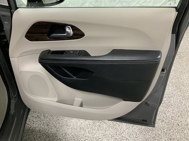 Used 2023 Chrysler Pacifica Limited image 25