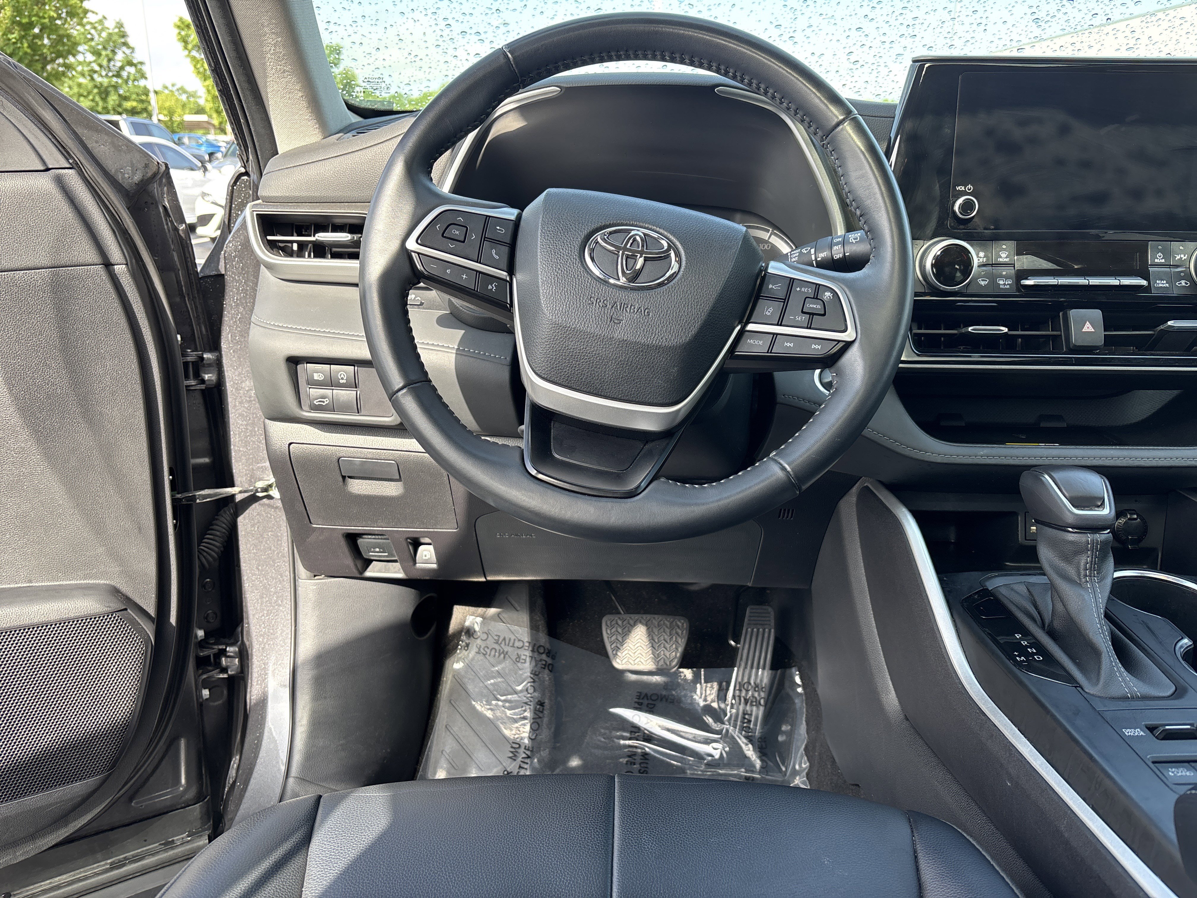 Used 2023 Toyota Highlander XLE AWD/4WD image 16