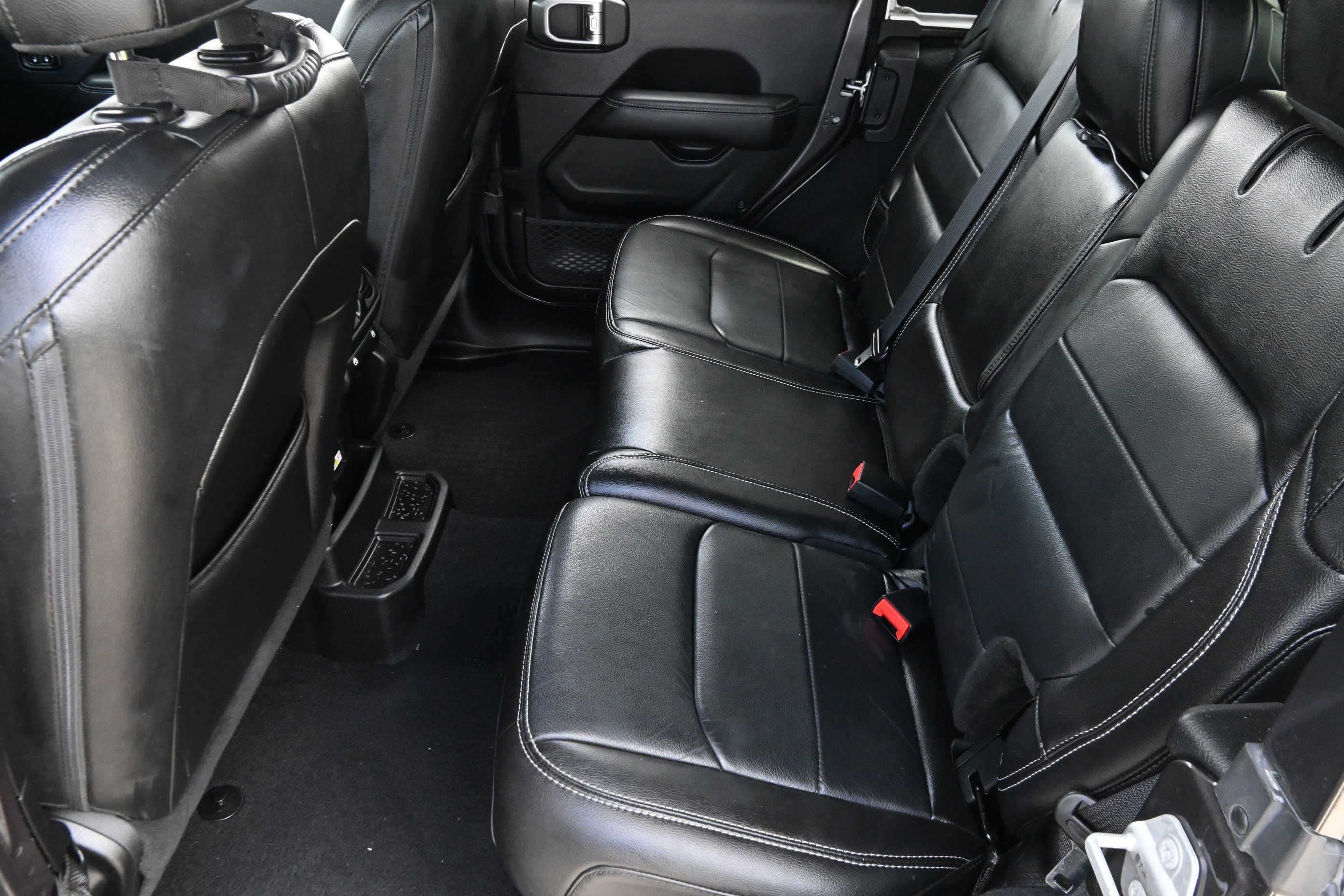 Used 2018 Jeep Wrangler Unlimited Sahara AWD/4WD image 13