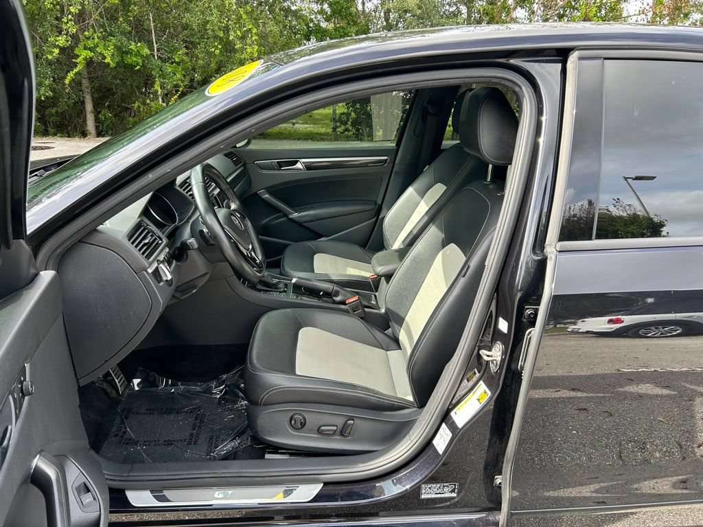 Used 2018 Volkswagen Passat 3.6 FWD image 15