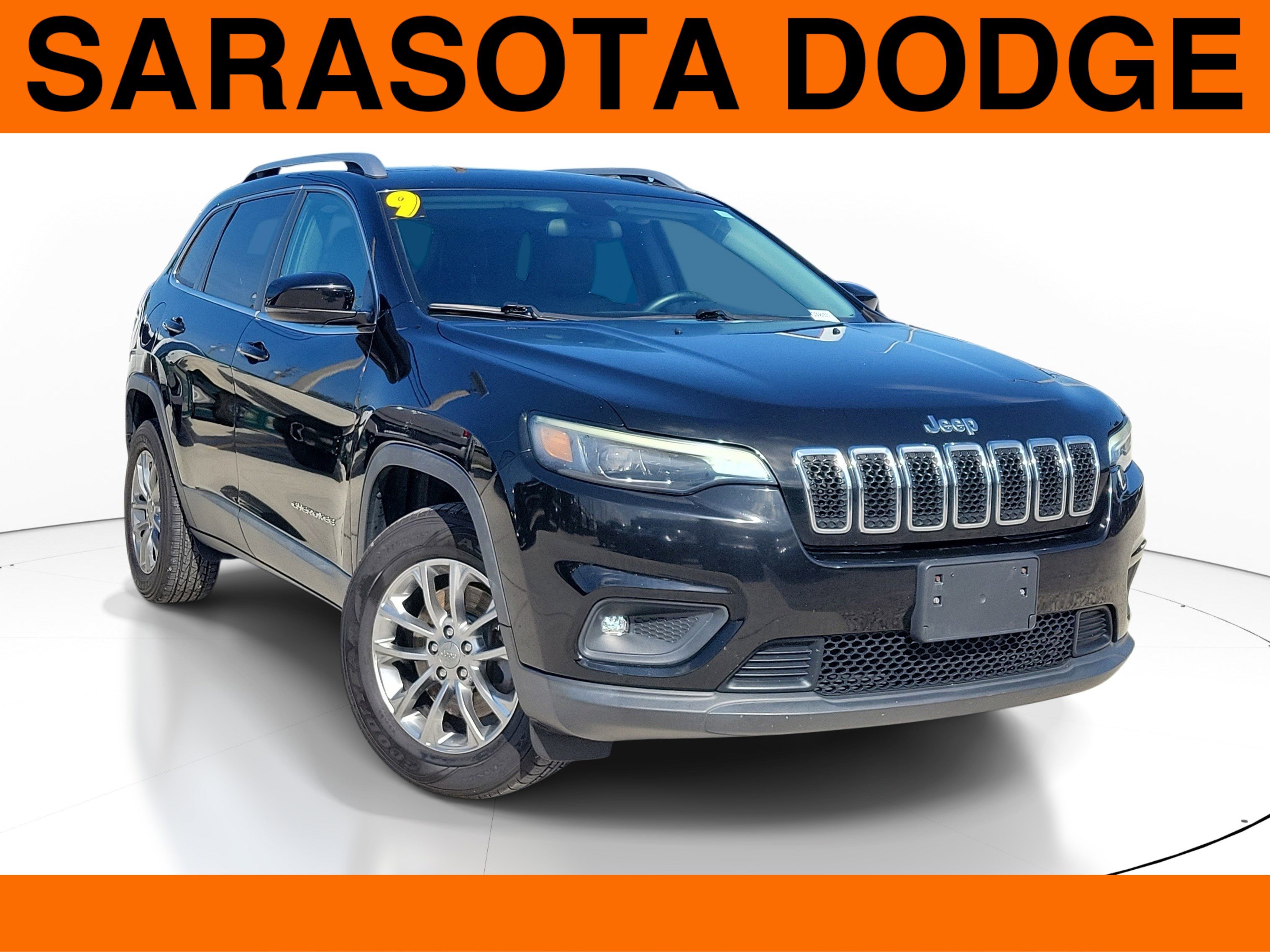 Used 2019 Jeep Cherokee Latitude Plus w/ Cold Weather Group AWD/4WD image 1