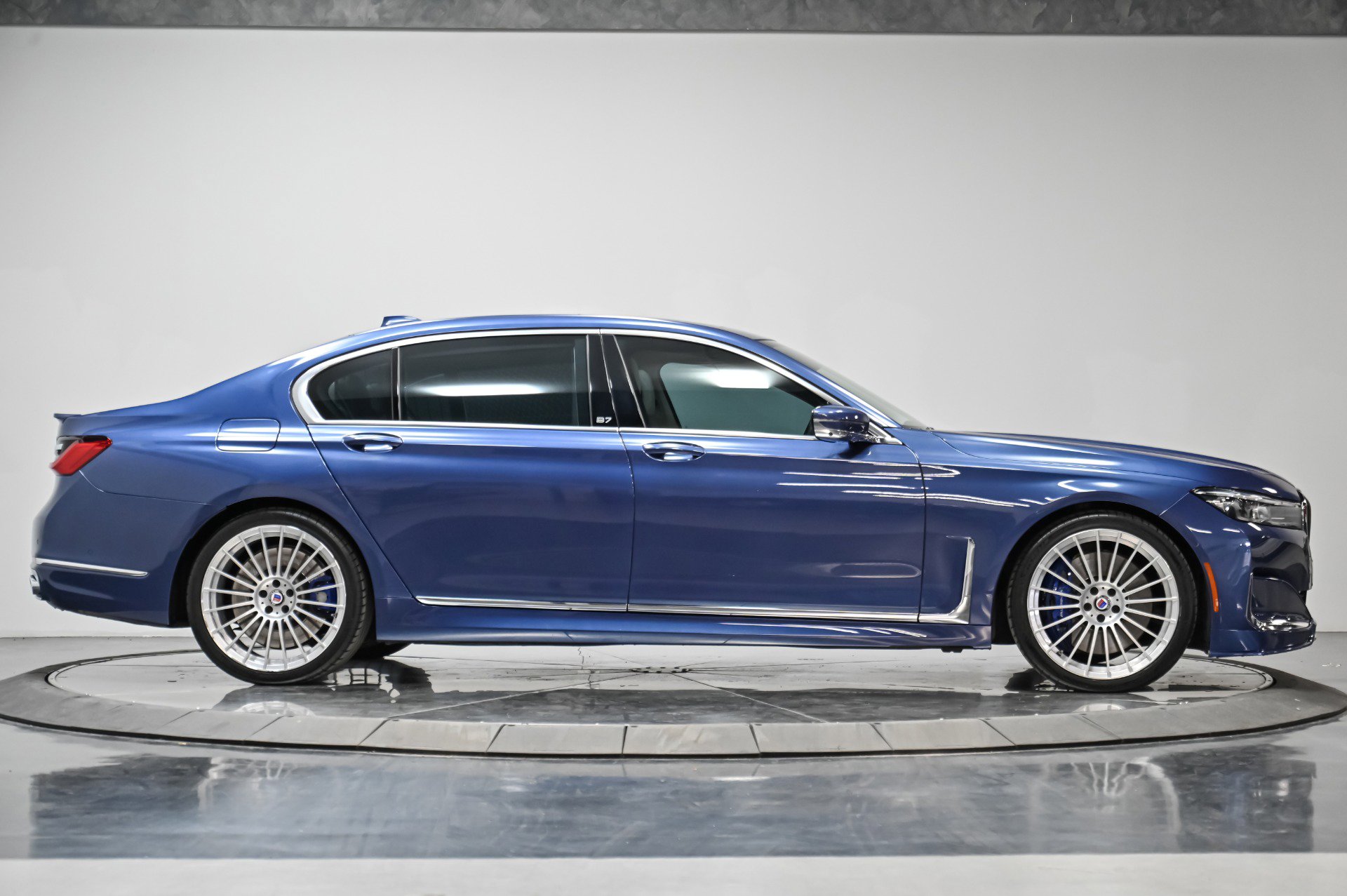 Used 2022 BMW ALPINA B7 xDrive w/ Luxury Rear Seating Package image 19