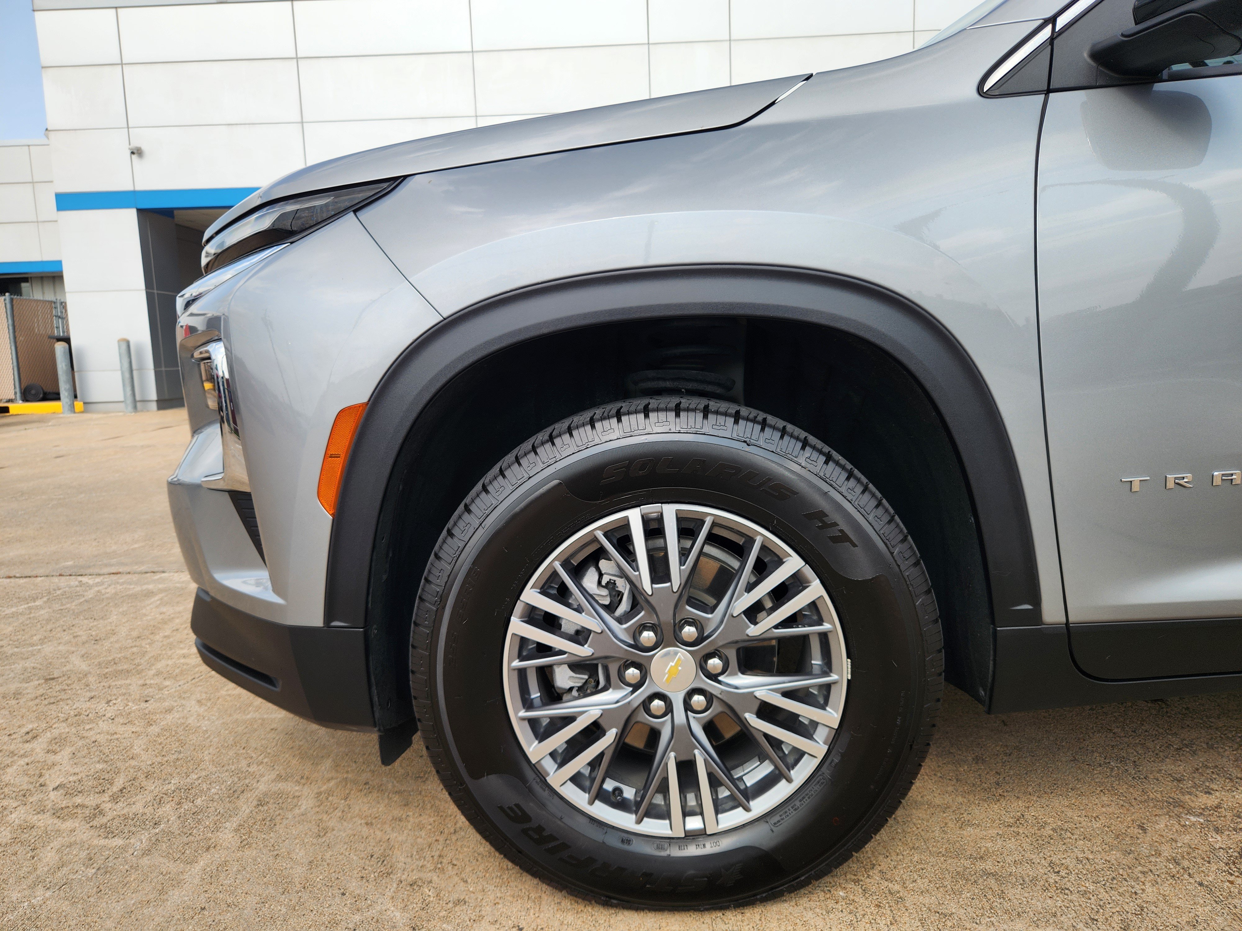 Used 2025 Chevrolet Traverse LT FWD image 9