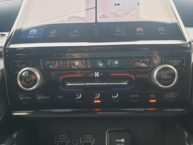 Used 2023 Jeep Grand Cherokee Overland w/ Luxury Tech Group IV AWD/4WD image 21