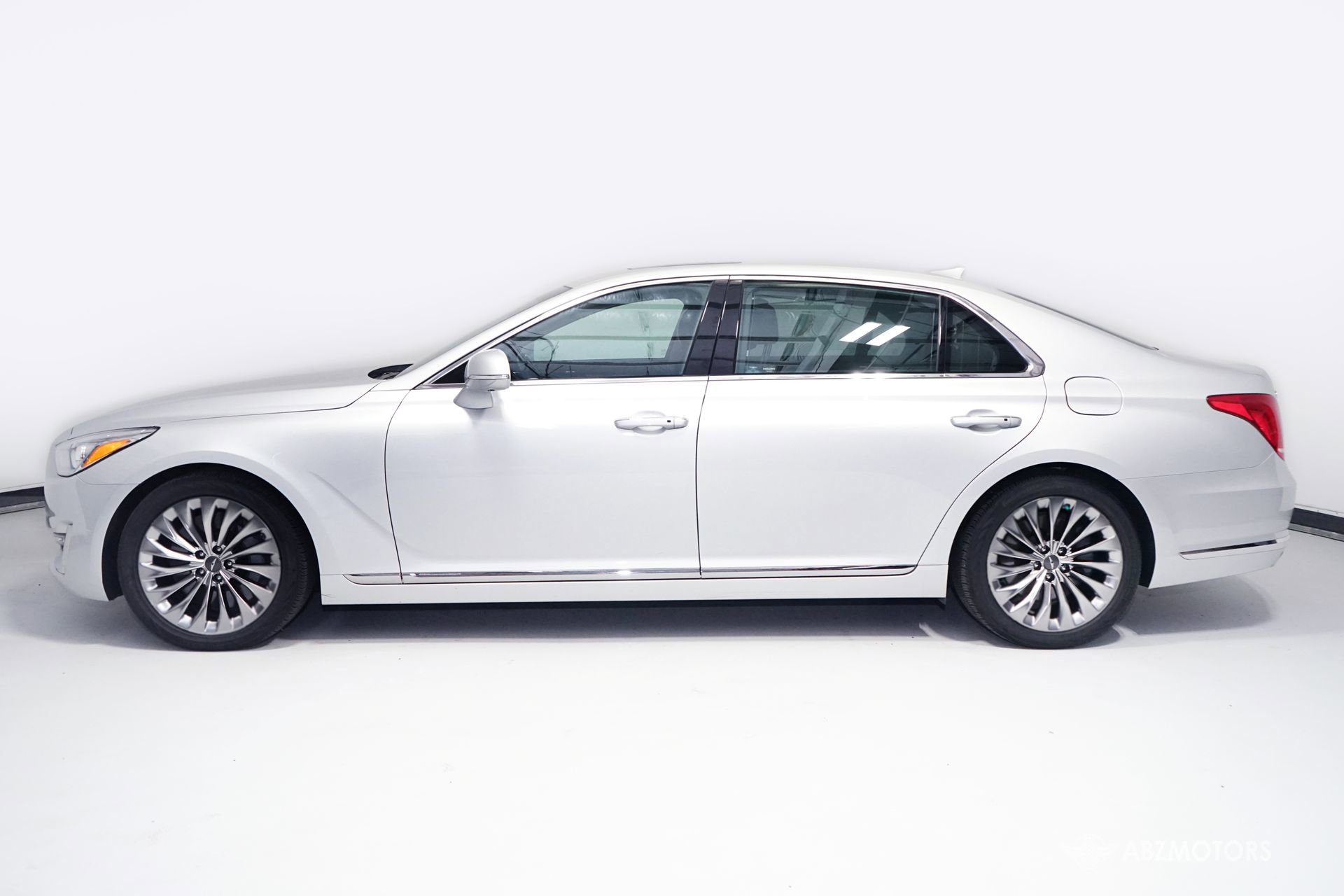 Used 2017 Genesis G90 3.3T Premium RWD image 4
