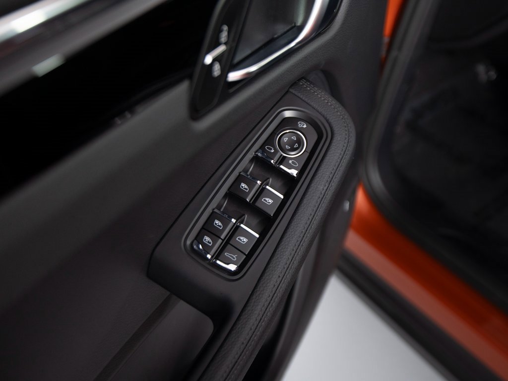Certified 2025 Porsche Macan image 33