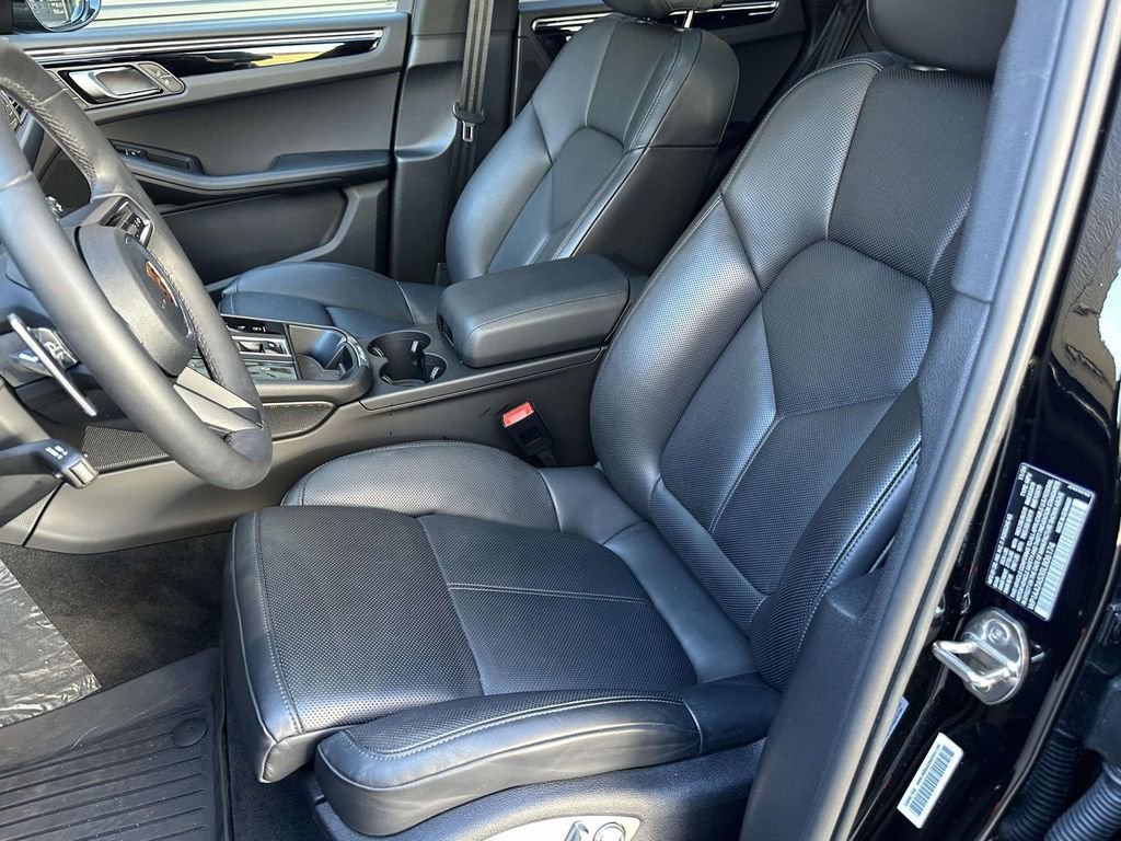 Certified 2025 Porsche Macan image 5