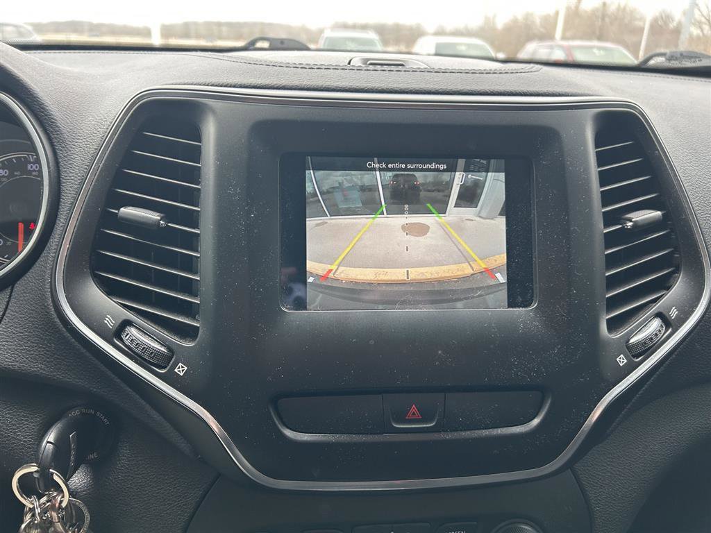 Used 2019 Jeep Cherokee Latitude w/ Cold Weather Group AWD/4WD image 10
