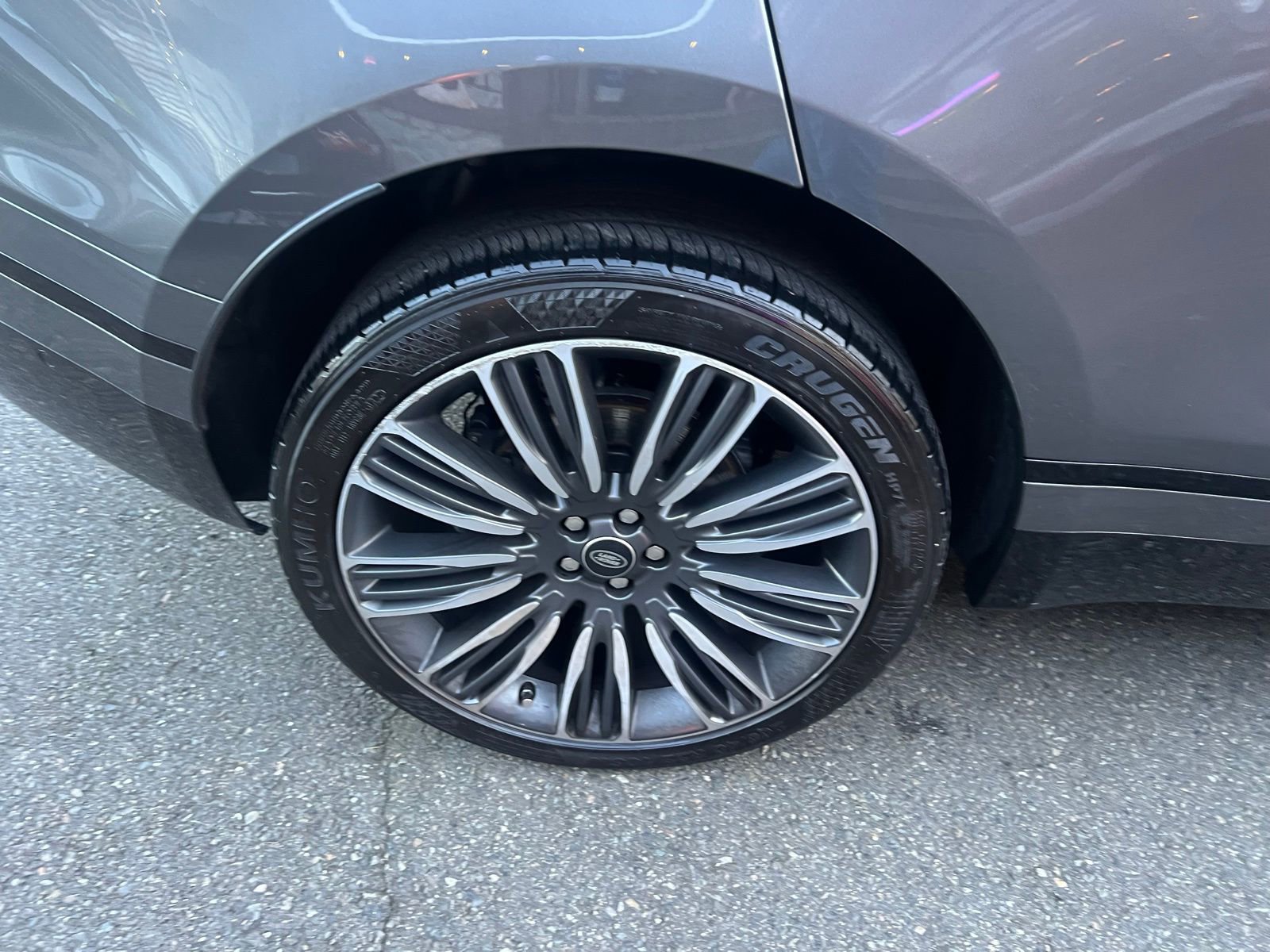 Used 2019 Land Rover Range Rover Velar R-Dynamic SE image 13