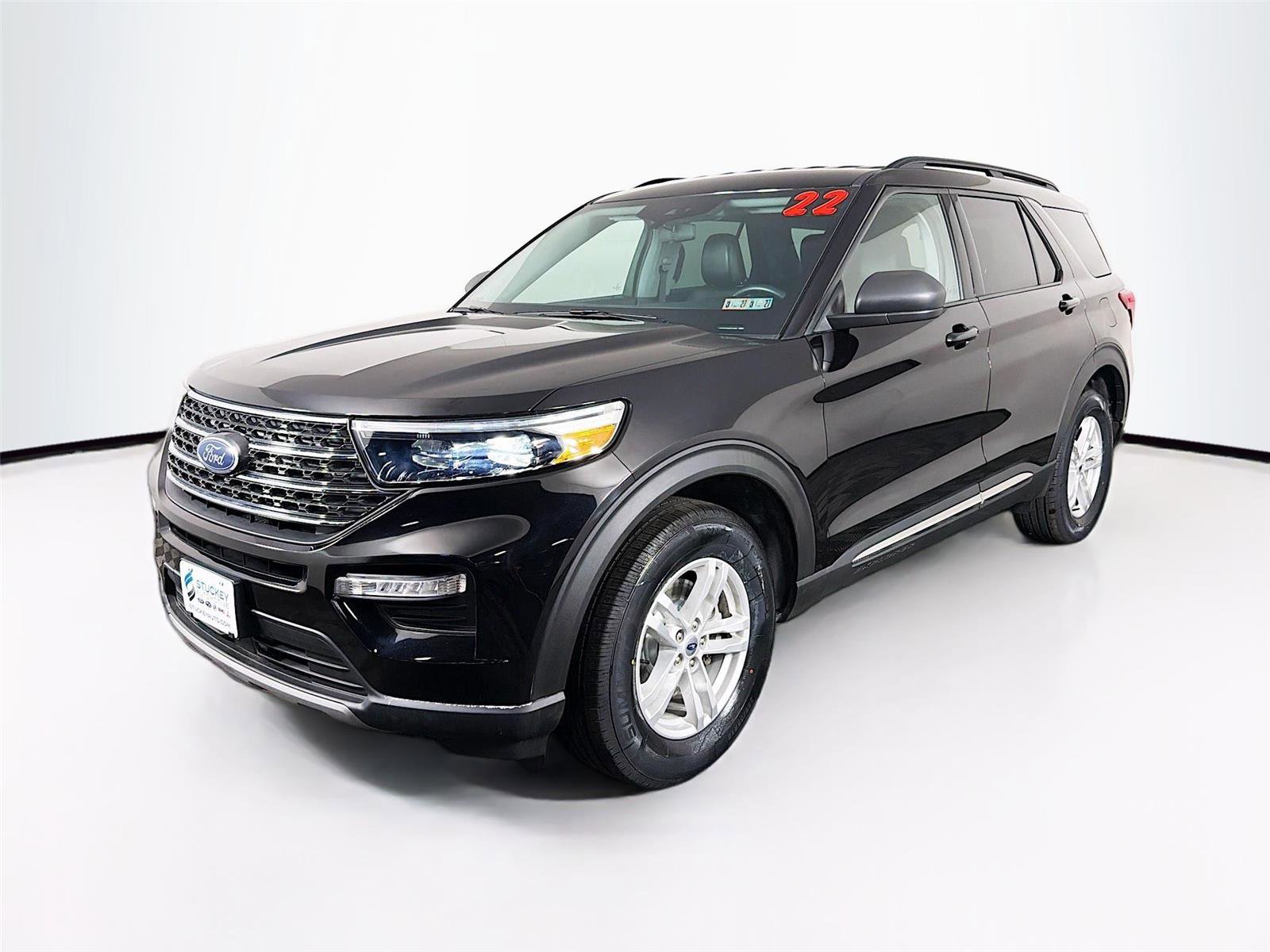 Used 2022 Ford Explorer XLT w/ Equipment Group 202A image 3