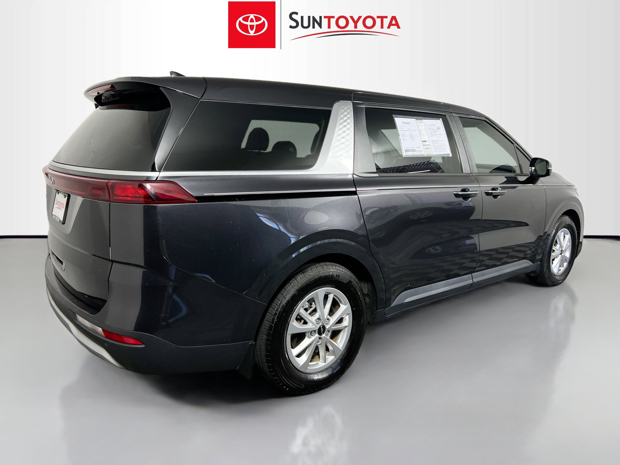 Used 2023 Kia Carnival LX image 4