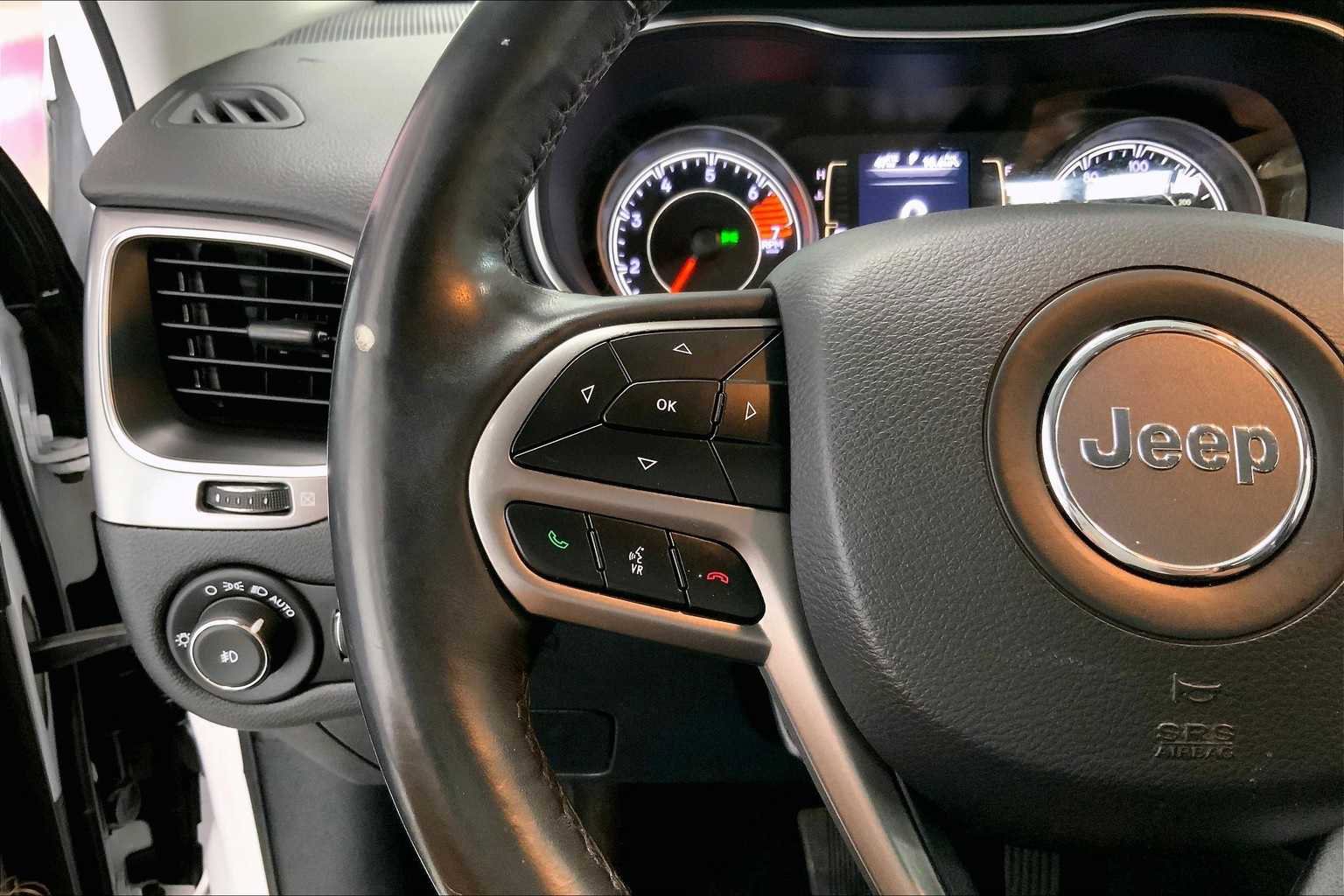 Used 2019 Jeep Cherokee Latitude Plus w/ Cold Weather Group image 22