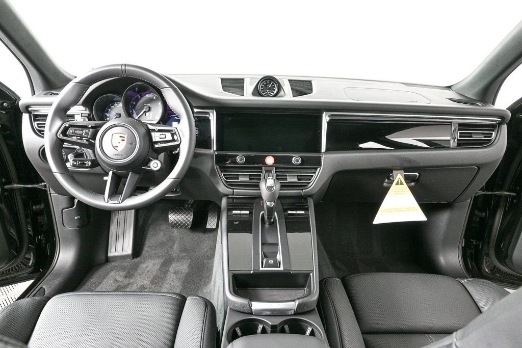 Certified 2026 Porsche Macan AWD/4WD image 19