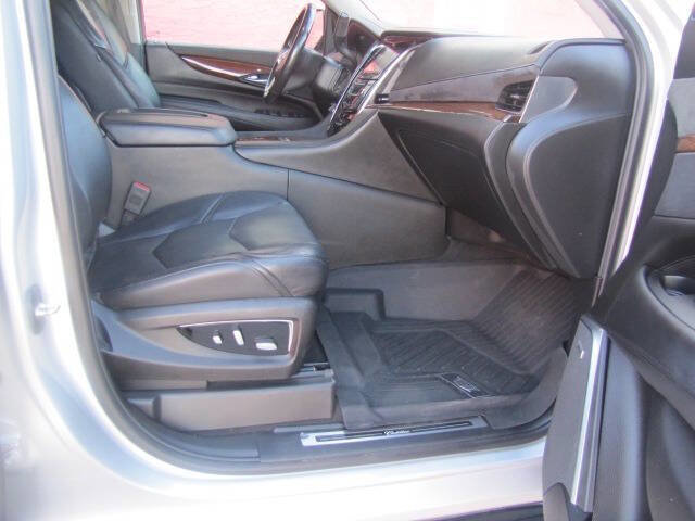 Used 2018 Cadillac Escalade Luxury AWD/4WD image 13