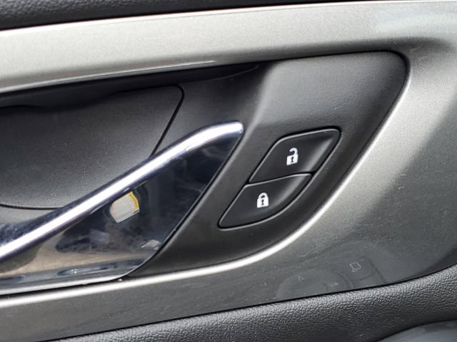 Used 2023 Chevrolet Traverse LT image 19