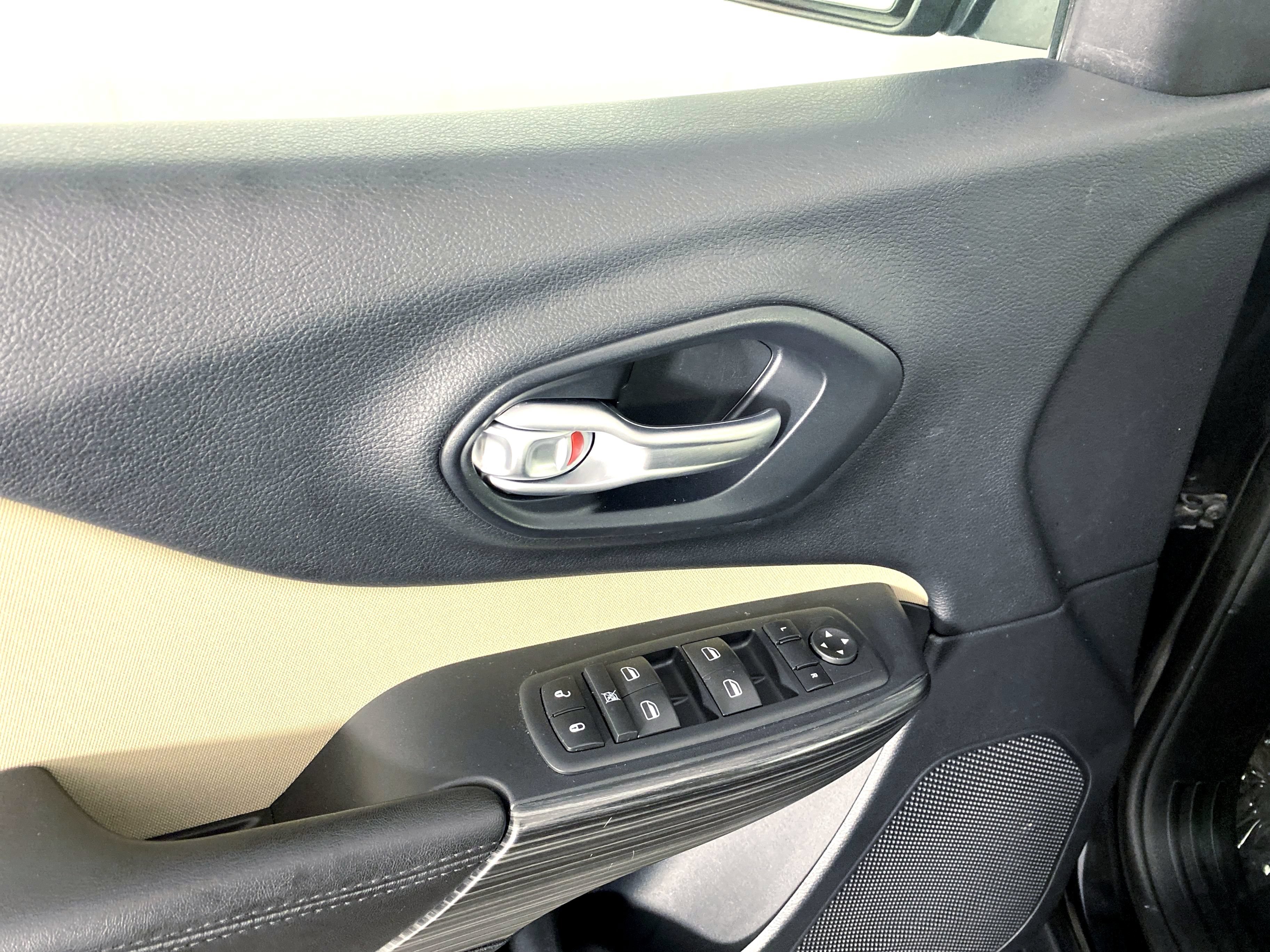 Used 2016 Jeep Cherokee Sport AWD/4WD image 13