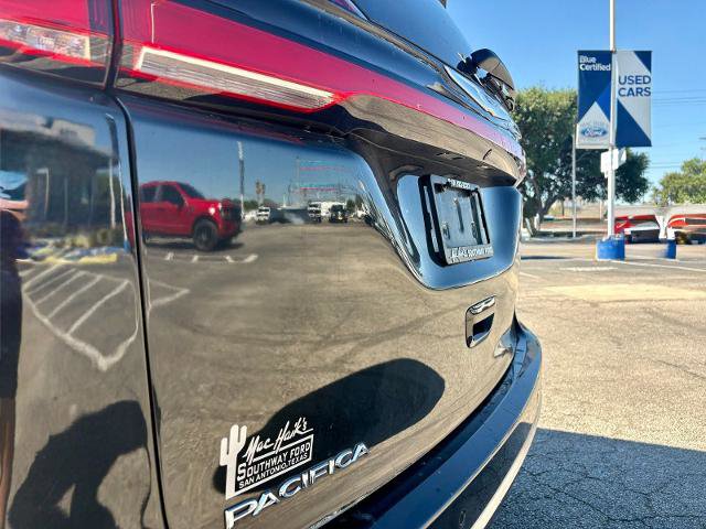 Used 2023 Chrysler Pacifica Touring-L FWD image 12