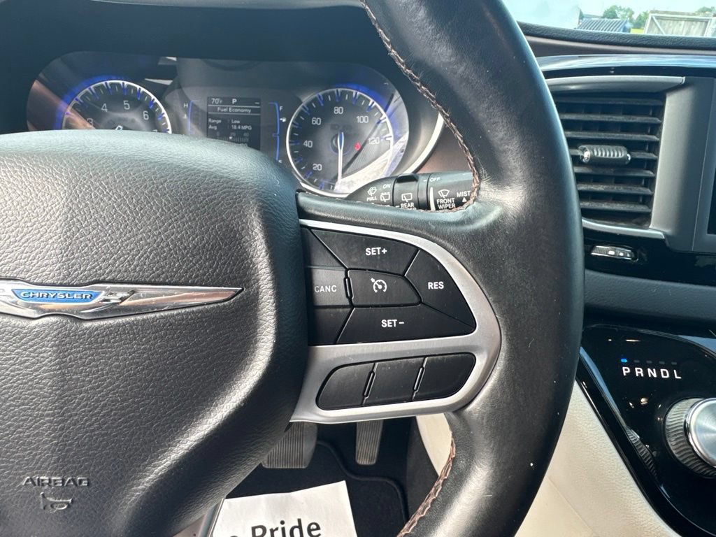 Used 2018 Chrysler Pacifica Touring-L FWD image 14