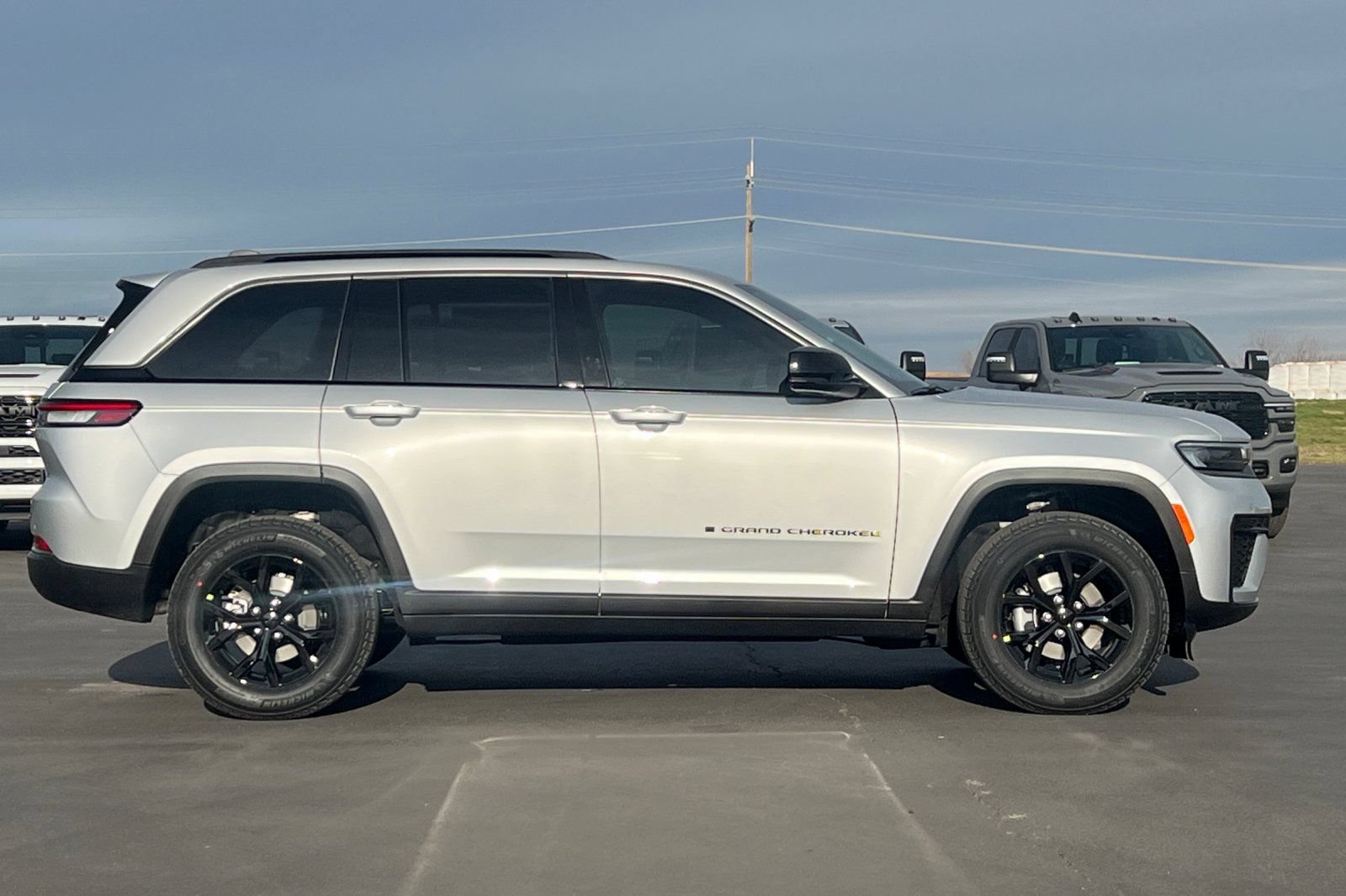 New 2026 Jeep Grand Cherokee Altitude AWD/4WD image 2