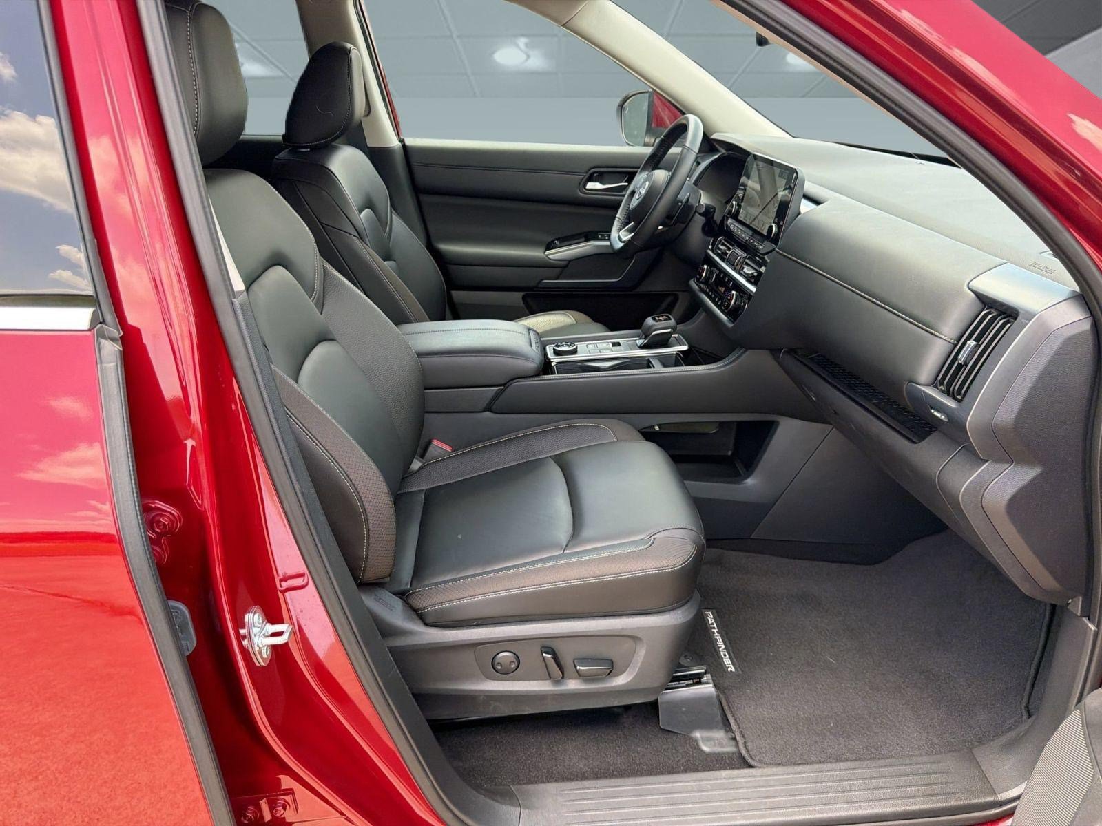 Used 2025 Nissan Pathfinder SL AWD/4WD image 24