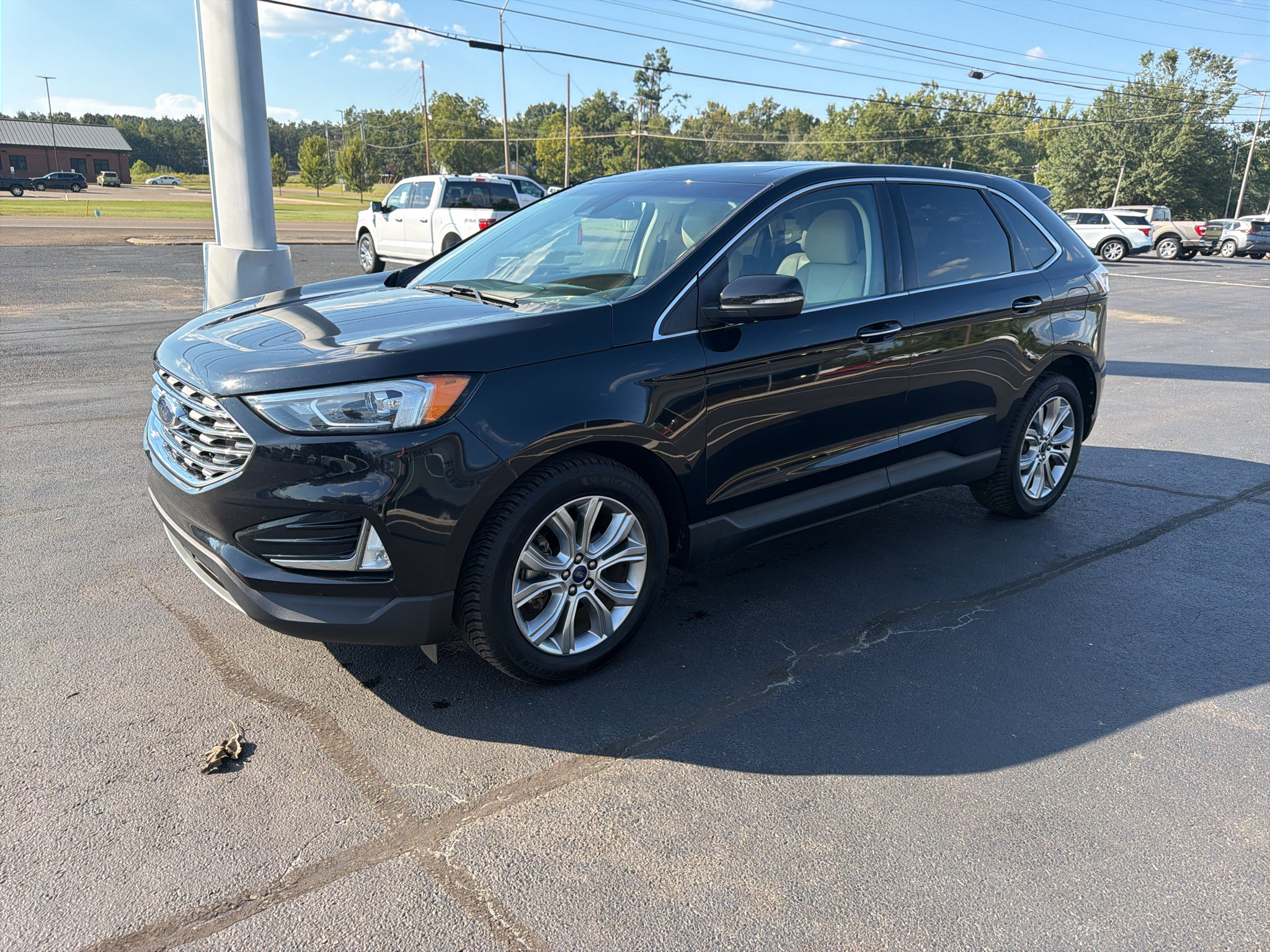 Used 2019 Ford Edge Titanium FWD image 2