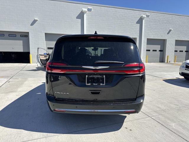 Used 2023 Chrysler Pacifica Touring-L FWD image 6