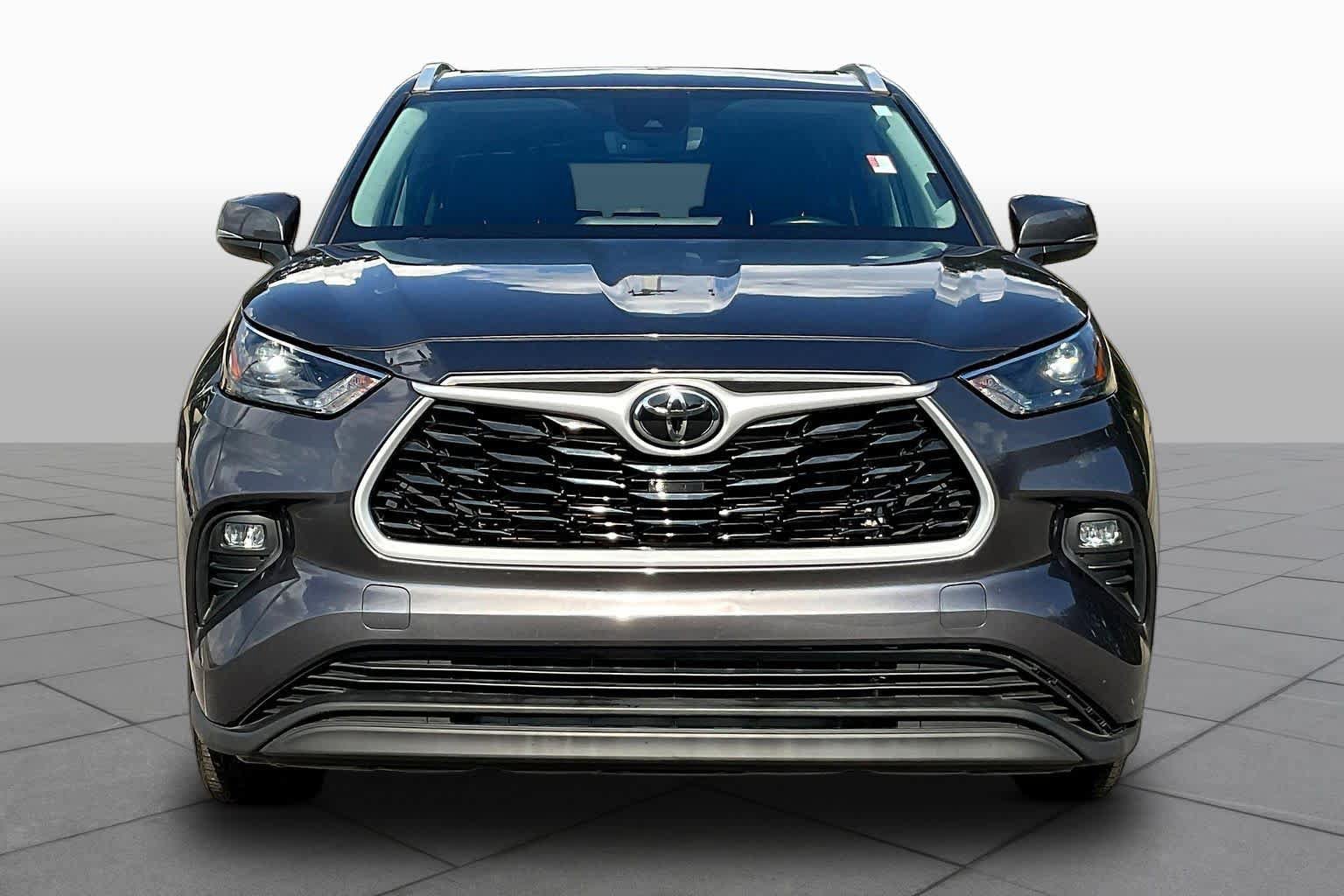 Used 2024 Toyota Highlander XLE FWD image 4