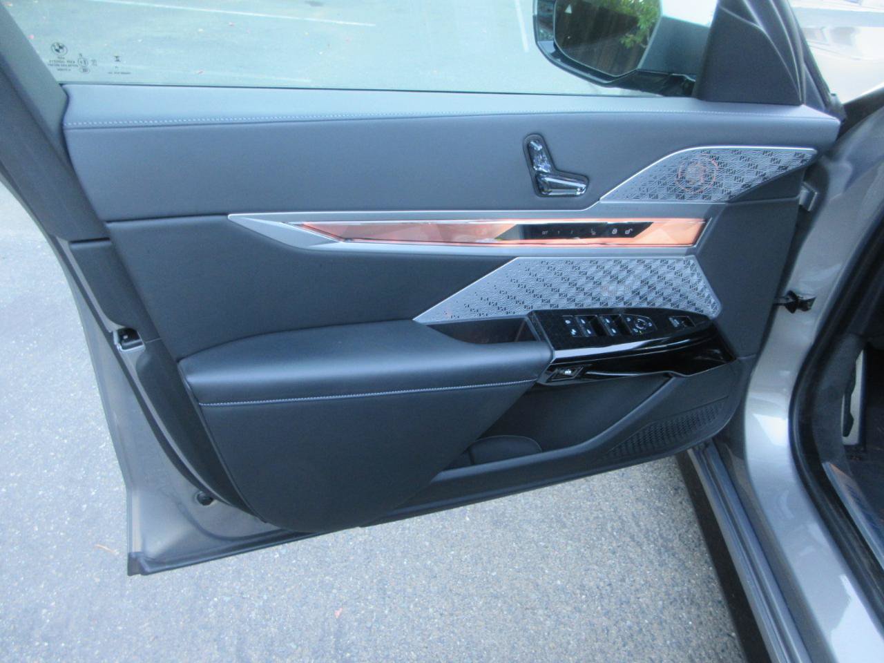 Used 2023 BMW 760i xDrive AWD/4WD image 7