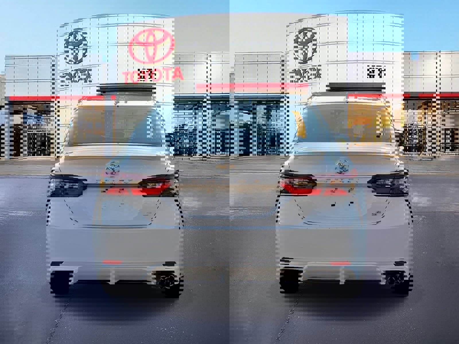 Used 2024 Toyota Camry SE image 6