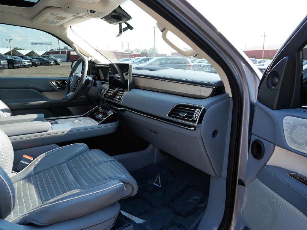 Used 2024 Lincoln Navigator L Black Label AWD/4WD image 11