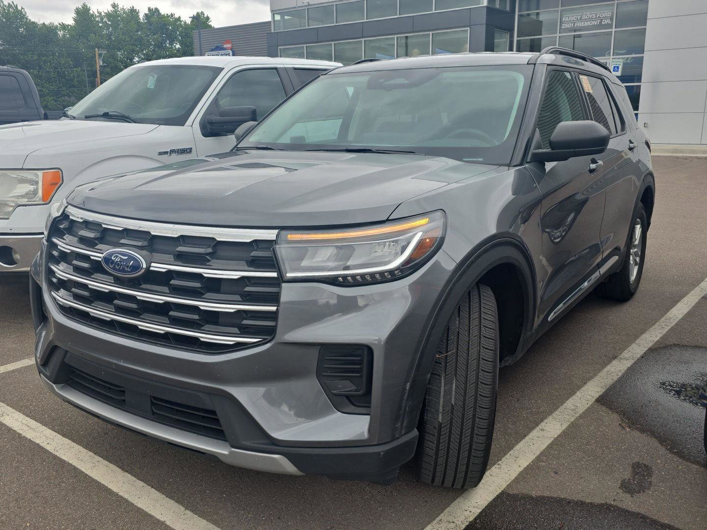 Used 2025 Ford Explorer Active AWD/4WD image 2