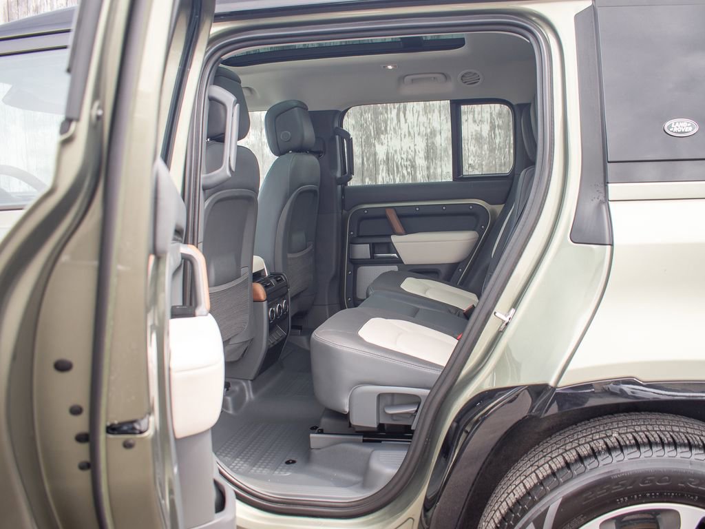 Used 2023 Land Rover Defender 130 X-Dynamic SE image 33