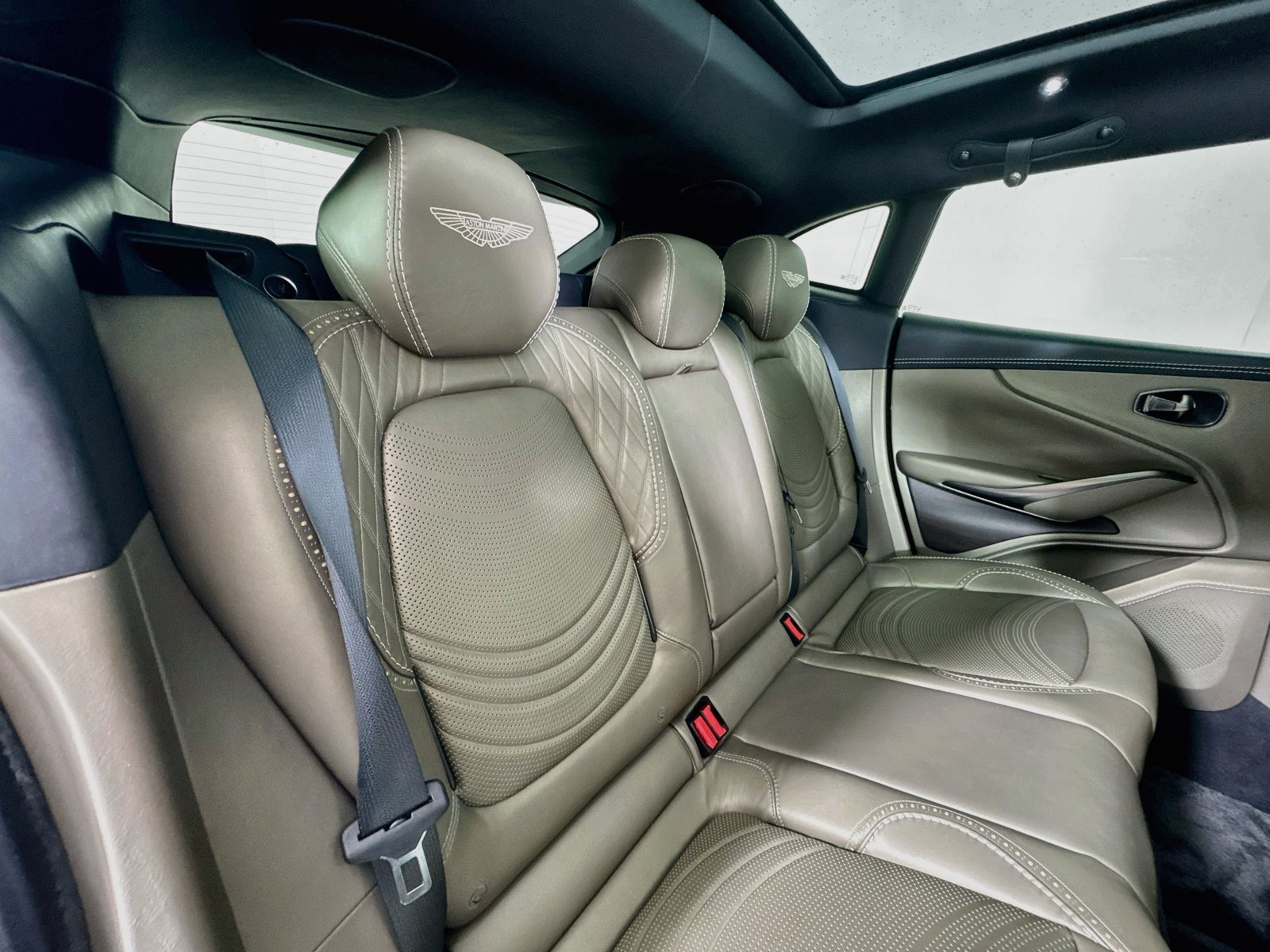 Used 2023 Aston Martin DBX AWD/4WD image 26
